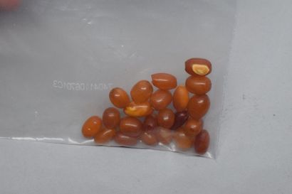 null Lot de billes d'ambre à renfiler. 

Poids : 3.91 g. 