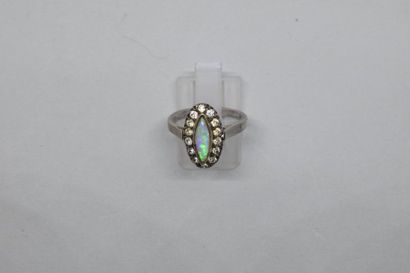 null Bague navette en argent ornée d'une opale cabochon dans un entourage de pierres...