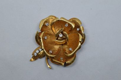 null Broche en or jaune 18k (750) et platine en forme de fleur agrémentée de petits...