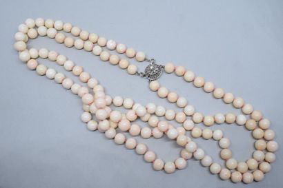 null Collier à deux rangs en perles de corail blanc, fermoir en or blanc 18k (750)...