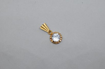 null Pendentif en or jaune 18k (750) ornée d'une aigue-marine ronde. 

Poids brut...