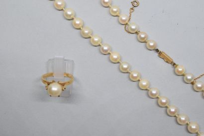 null Parure composée d'une bague en or jaune 18k (750) sertie d'une perle de culture...