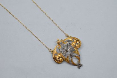 null Pendentif broche ajouré en or jaune et gris 18k (750) orné d'une petite perle...