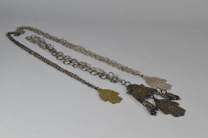 null Ensemble de trois colliers d'Afrique du Nord en métal ornés chacun d'un pendentif...