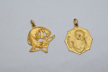 null Ensemble de deux pendentifs en métal doré de style Art Nouveau, l'un figurant...