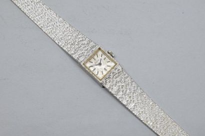 null Montre bracelet de dame, boîtier carré en or gris 18k (750), cadran à fond guilloché...