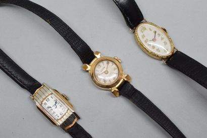 null Lot de trois montre bracelet de dame comprenant :

- boîtier rond en or jaune...