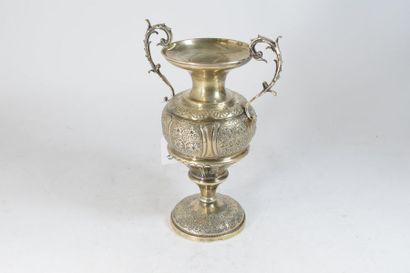 null Vase en argent à deux anses à enroulement, décor feuillagé le corps renflé reposant...