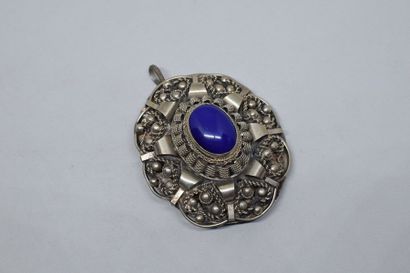 null Broche ajourée en métal ornée d'un cabochon de pierre bleue imitation. 

Poids...