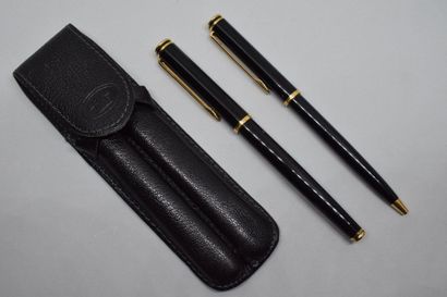 null Parure composé d'un stylo plume en métal et d'un stylo à bille, corps laqué...