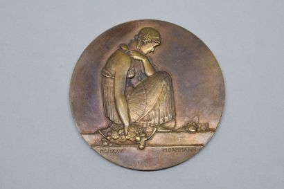 null Paul-Marcel Dammann

Médaille en bronze à patine doré représentant une femme...