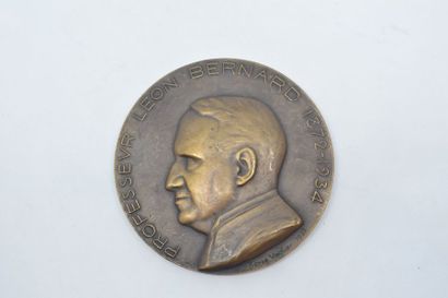null Médaille en bronze. 

Avers : PROFESSEUR LEON BERNARD 1872-1934. Profil gauche...