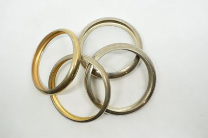 null Yves Saint Laurent
Quatre bracelet demi jonc en métal (usure).
Signés Yves Saint...