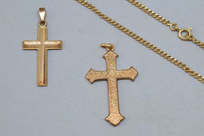 null Deux croix pendentifs en plaqué or, l'une signée FIX (L. : 3.30 cm), la seconde...