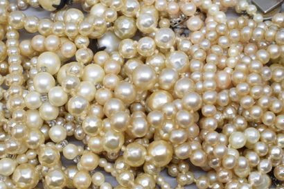 null Douze colliers de perles à double rangs, fermoirs fantaisies, en l'état.