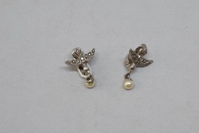 null Paire de clips d'oreilles en métal, figurant un oiseau, une perle baroque tombante...