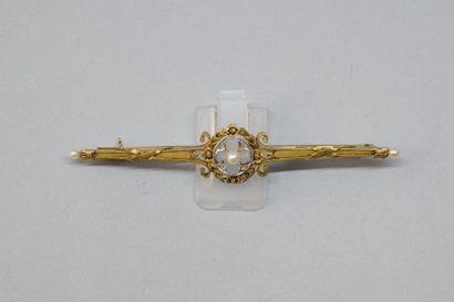 null Broche barette ajourée en or jaune 18k (750) et platine au décor d'une perle...