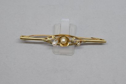 null Broche barette ajourée en or jaune 18k (750) au décor floral agrémenté de perles...