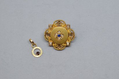 null Broche en or jaune 18k (750) ajourée au décor de petites perles baroques et...