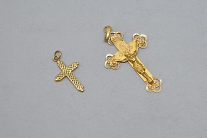 null Ensemble de deux pendentifs croix en or jaune 18k (750). 

Poids : 2.80 g.