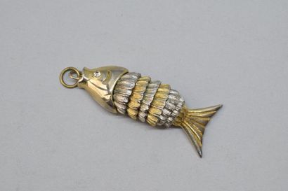 null Pendentif en métal doré et argenté figurant un poisson articulé.