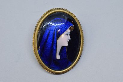 null Broche ovale, monture en métal, décor en émail d'un buste féminin de profil...