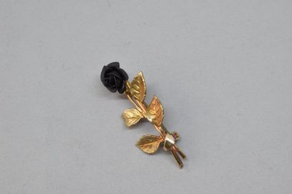 null Broche en métal doré figurant une rose. 

Ht. : 4 cm.