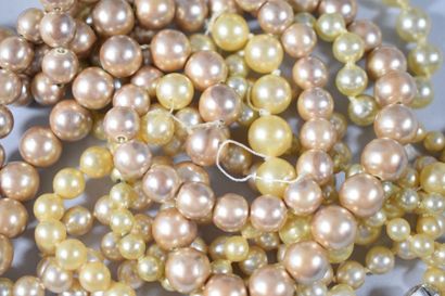 null Ensemble de quatre colliers de perles fantaisies (manques, deux à réenfiler)....