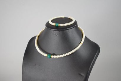 null Parure en perles, pierres vertes et or jaune 18k (750) composée d'un collier,...