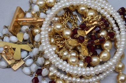 null Lot de bijoux fantaisie comprenant :

un bracelet en métal doré, bracelet gourmette,...