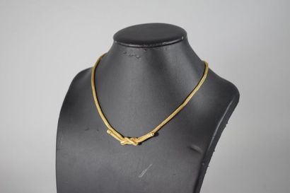 null Collier en or jaune 18k (750) stylisé d'un noeud. 

Longueur : 42 cm. - Poids...