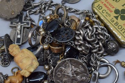 null Lot de bijoux fantaisie comprenant, bracelets, colliers, et diverses. 