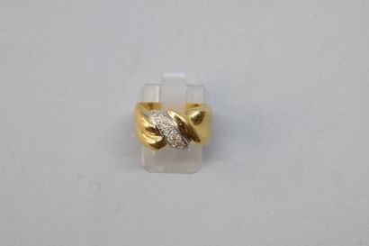 null Bague torsadée en or jaune 18k (750) pavée de diamants. 

Tour de doigt : 52....