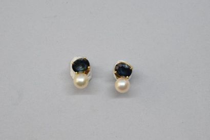 null Paire de clous d'oreilles en or jaune 18k (750) ornés chacun d'une perle de...