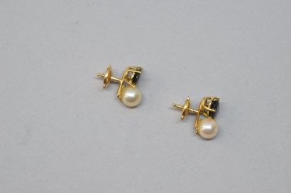 null Paire de clous d'oreilles en or jaune 18k (750) ornés chacun d'une perle de...