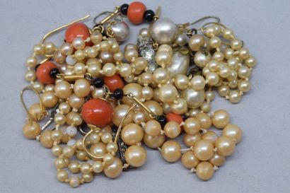 null Paire de pendants d'oreilles en or, corail, perles et deux colliers de perles...