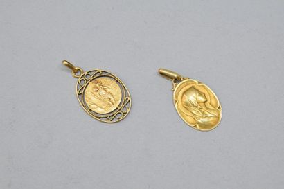 null Lot comprenant deux médailles de baptême en or jaune 18k (750), l'une a décor...