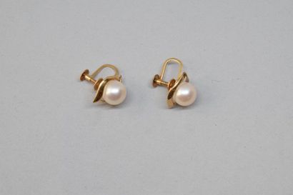 null Deux paires de clous d'oreilles en or jaune 18k (750) ornés chacun d'une perle....