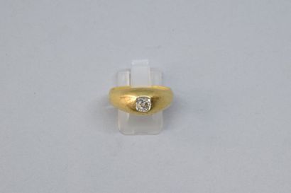 null Chevalière en or jaune 18k (750) ornée d'un diamant taille ancienne d'environ...