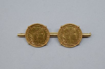 null Broche en or jaune 18k (750) ornée de deux pièces de 20 Francs au coq (1906...
