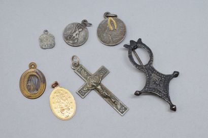 null Lot en métal comprenant un pendentif en croix, une broche ainsi que cinq médailles...