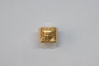 null Chevalière en or jaune 18k (750) ornée d'une figure de pharaon.

Tour de doigt...