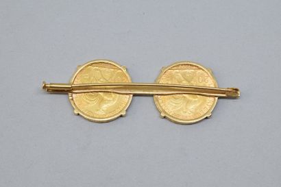 null Broche en or jaune 18k (750) ornée de deux pièces de 20 Francs au coq (1906...