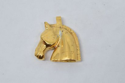 null HERMES Paris

Pendentif en métal doré, figurant une tête de cheval.

Accidents...
