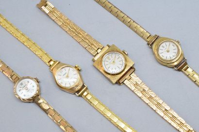 null Ensemble de quatre montres bracelet de dame en plaqué or index bâtons et chiffres...