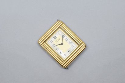 null POIRAY

Boîtier rectangulaire de montre en or jaune et gris 18k (750), le cadran...
