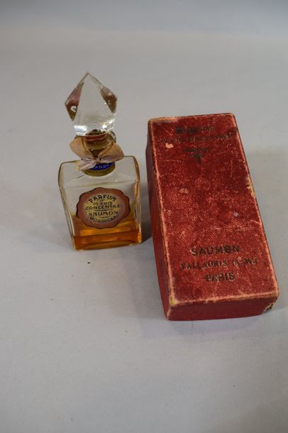 null Flacon de parfums de la maison J.F Saumon Vallauris Paris dans sa boite d'origine.
Hauteur...