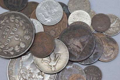 null Lot de pièces en argent comprenant : 

- 1 pièce de 5 francs Louis-Philippe...