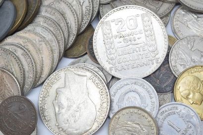 null Lot de pièces en argent comprenant : 

- 23 pièces de 10 Francs Turin. 

- 4...