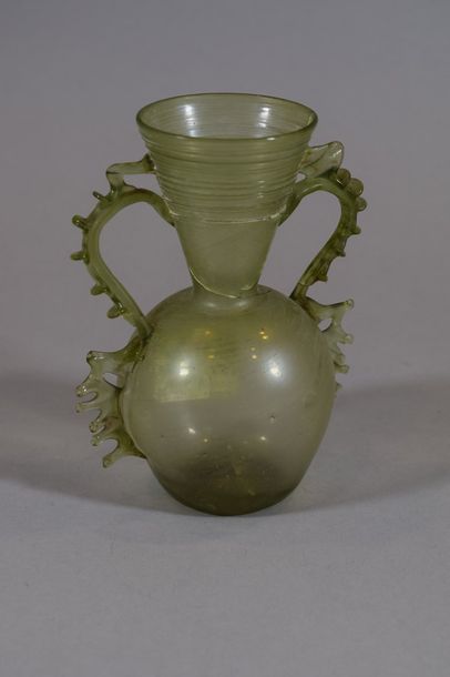 null Vase en verre verdâtre à deux anses, corps globulaire, col évasé à filets, anses...
